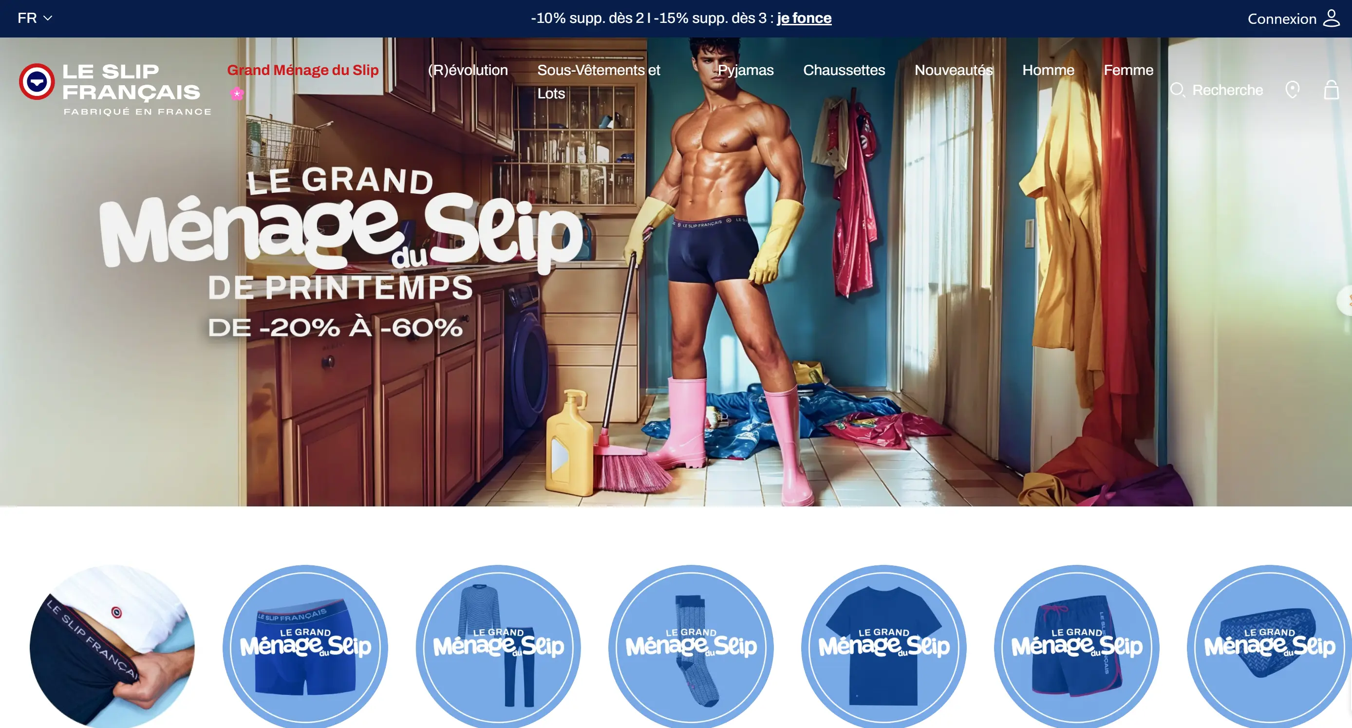Page d’accueil du site Le Slip Français présentant une campagne promotionnelle appelée “Le Grand Ménage du Slip”, avec un modèle en sous-vêtements tenant un balai dans une cuisine, annonçant des réductions de -20 % à -60 %.